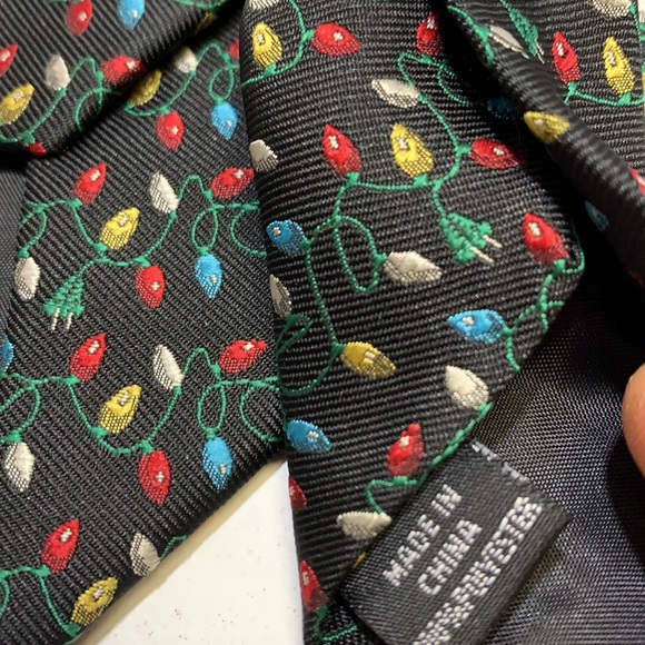 🎄 NWT St. Nicholas square Christmas Lights Themed Men’s Neck Tie. - Picture 7 of 8